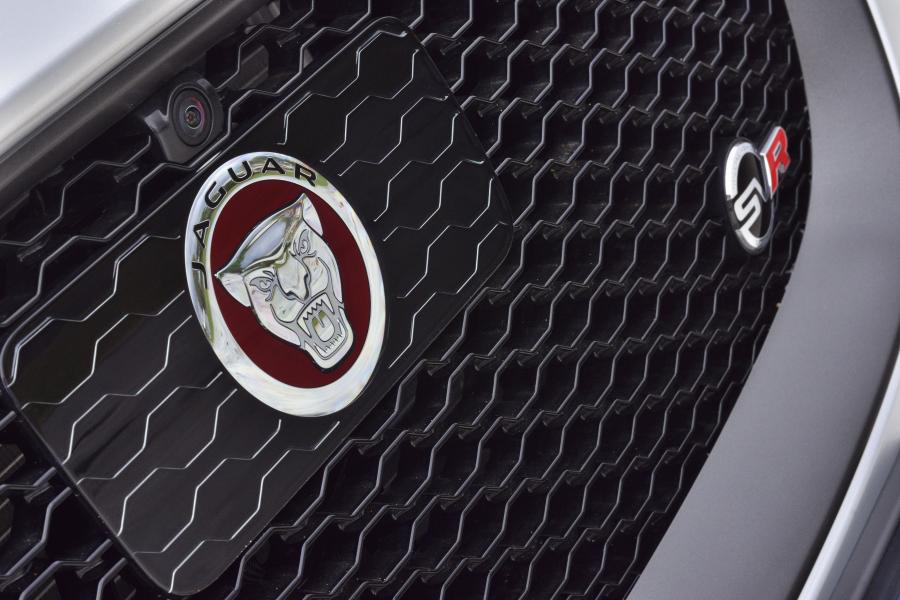 Логотип Jaguar F-Pace SVR 2019 года  (ZA) (фото 28 из 30)